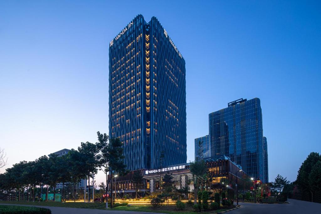 un grand bâtiment dans une ville la nuit dans l'établissement Wanda Jin Xiangjiang Dingzhou, à Dingzhou