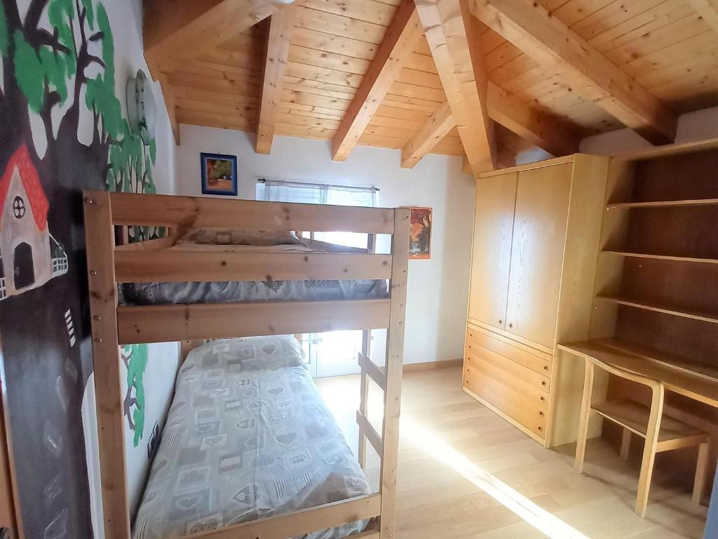Poschodová posteľ alebo postele v izbe v ubytovaní Belvilla by OYO Bellavista