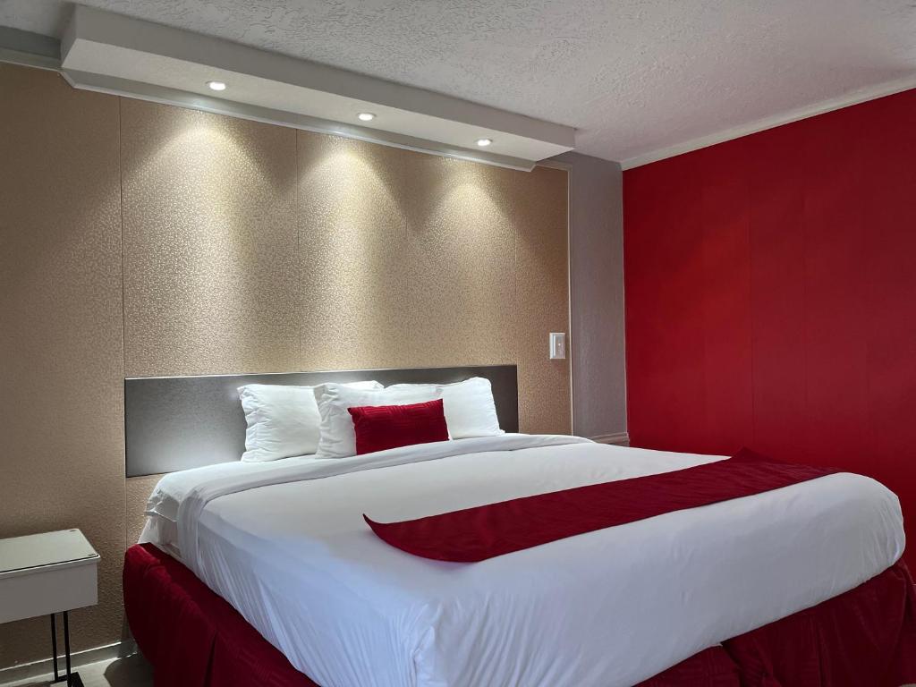 Travelodge by Wyndham Orlando at Heart of International Drive - 