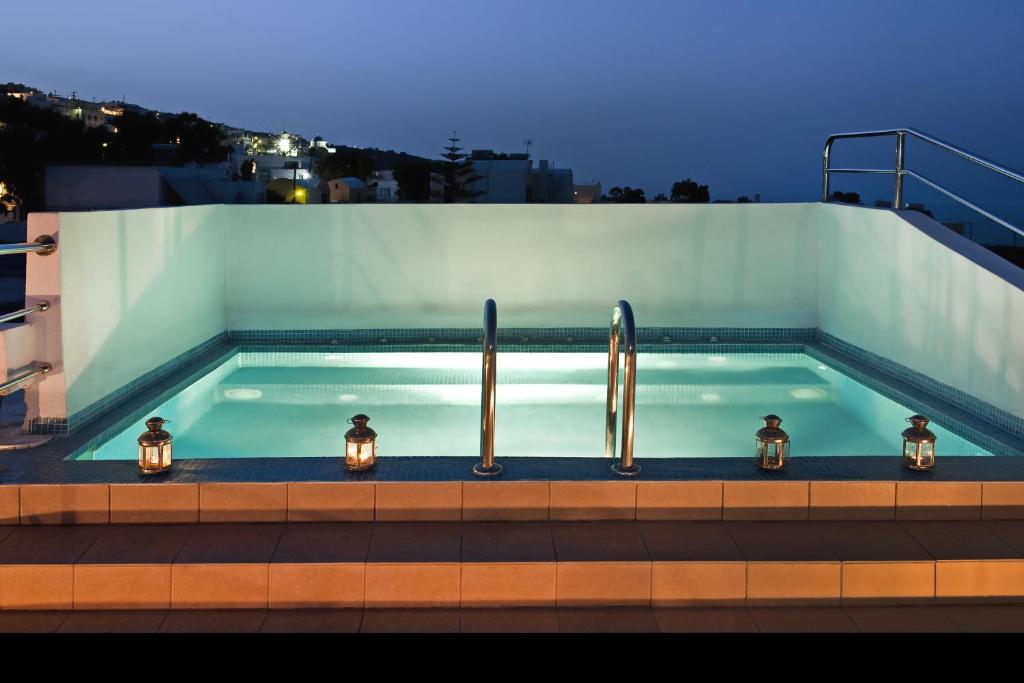 una piscina con luces y velas. en Summer Time Villa, en Fira