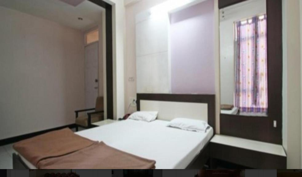 Postel nebo postele na pokoji v ubytování Hotel Vaishali