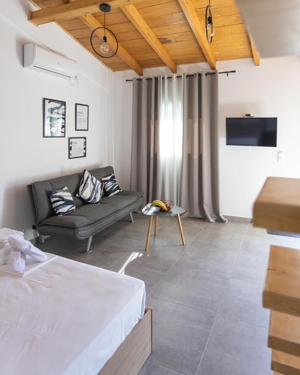 TV a/nebo společenská místnost v ubytování Spitakia-Cozy & Comfy Apartments 10minutes from the airport