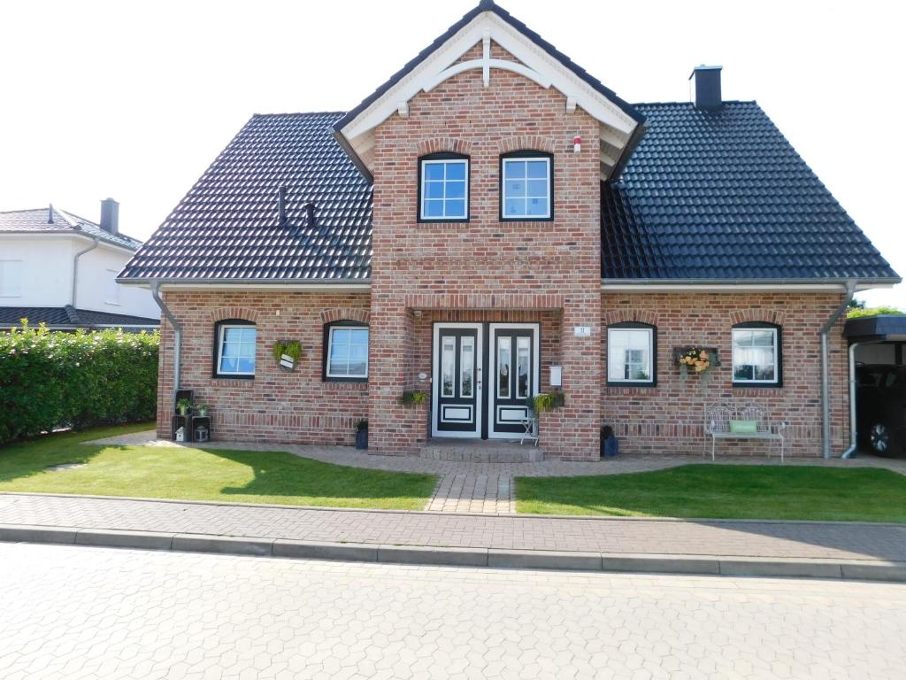 een stenen huis met een zwart dak bij Heidelandhaus Zühlke mit gemütlicher Südterrasse in Soltau