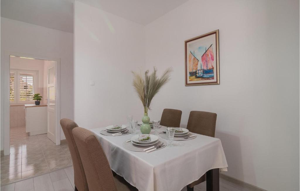 Posezení v ubytování 2 Bedroom Stunning Apartment In Supetar