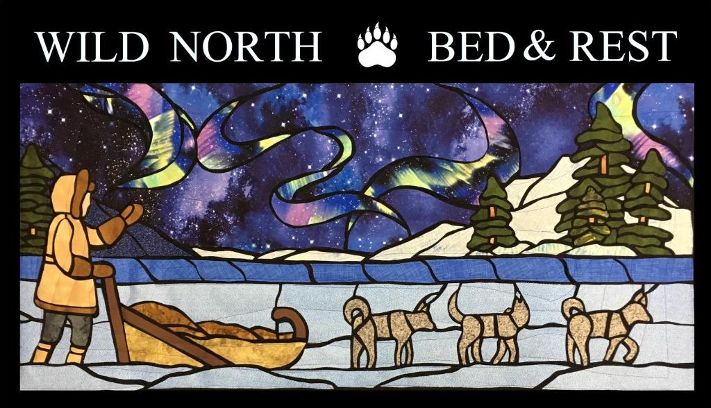 白馬市的住宿－Wild North Bed & Rest，一张人看冬天夜晚的照片的彩色玻璃窗