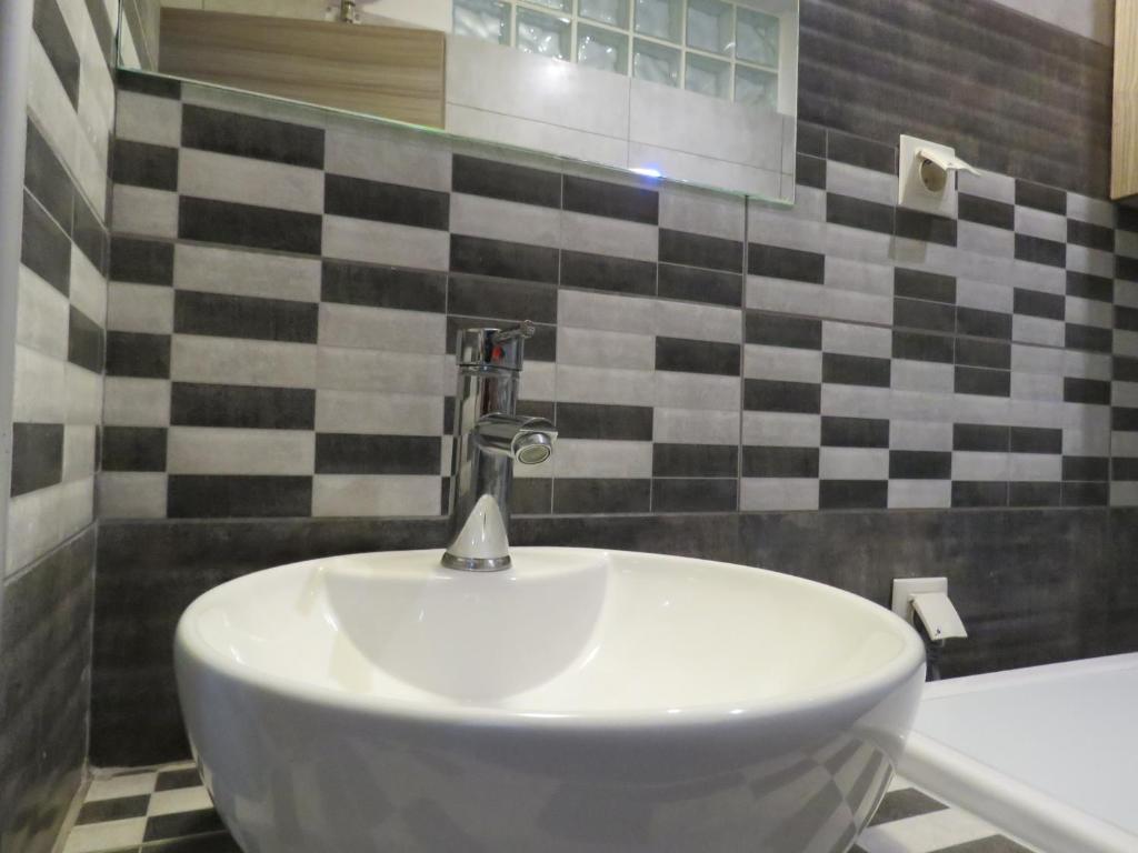 Kúpeľňa v ubytovaní Maiandros Downtown - 1 BR Apartment- Explore Center by foot - Close to Aristotelous square