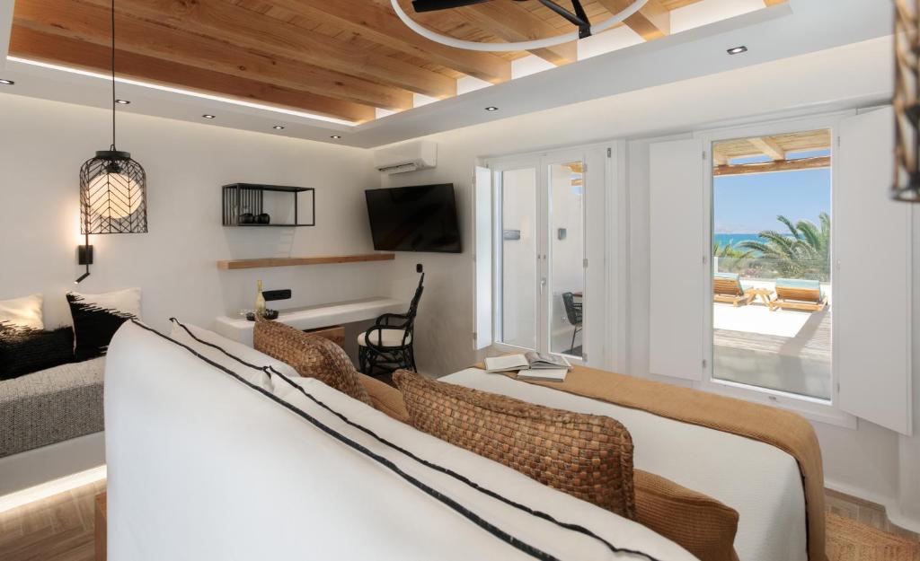 TV a/nebo společenská místnost v ubytování Alkyoni Beach Hotel