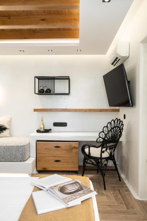 TV a/nebo společenská místnost v ubytování Alkyoni Beach Hotel