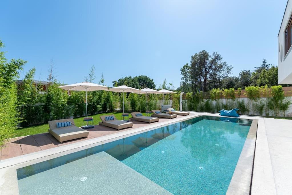 Bazén v ubytovaní Villa near beach wih 12 meters long pool alebo v jeho blízkosti