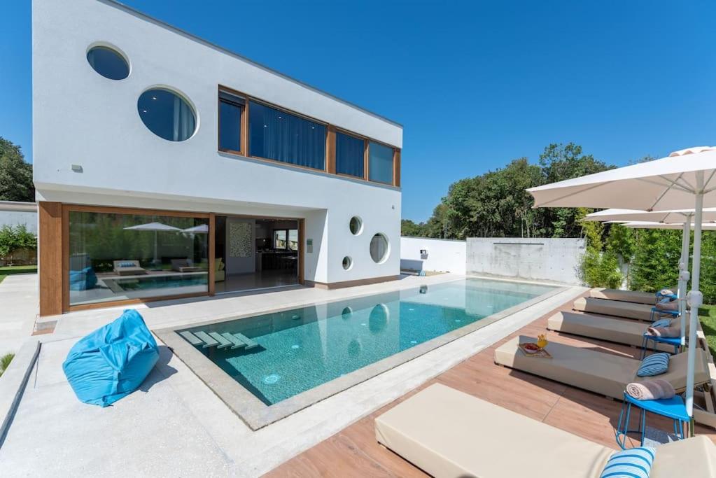 Bazén v ubytovaní Villa near beach wih 12 meters long pool alebo v jeho blízkosti