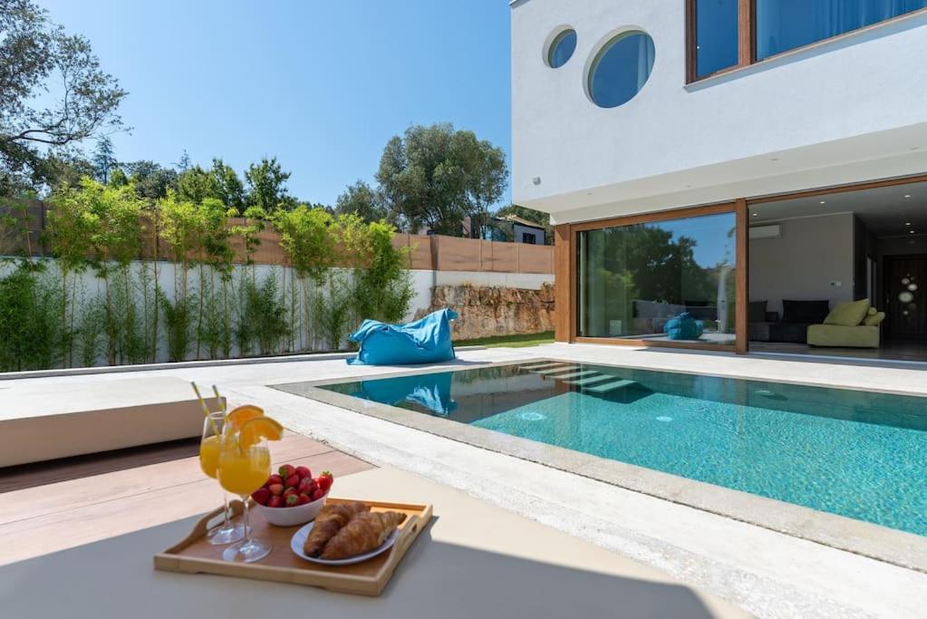 Bazén v ubytovaní Villa near beach wih 12 meters long pool alebo v jeho blízkosti