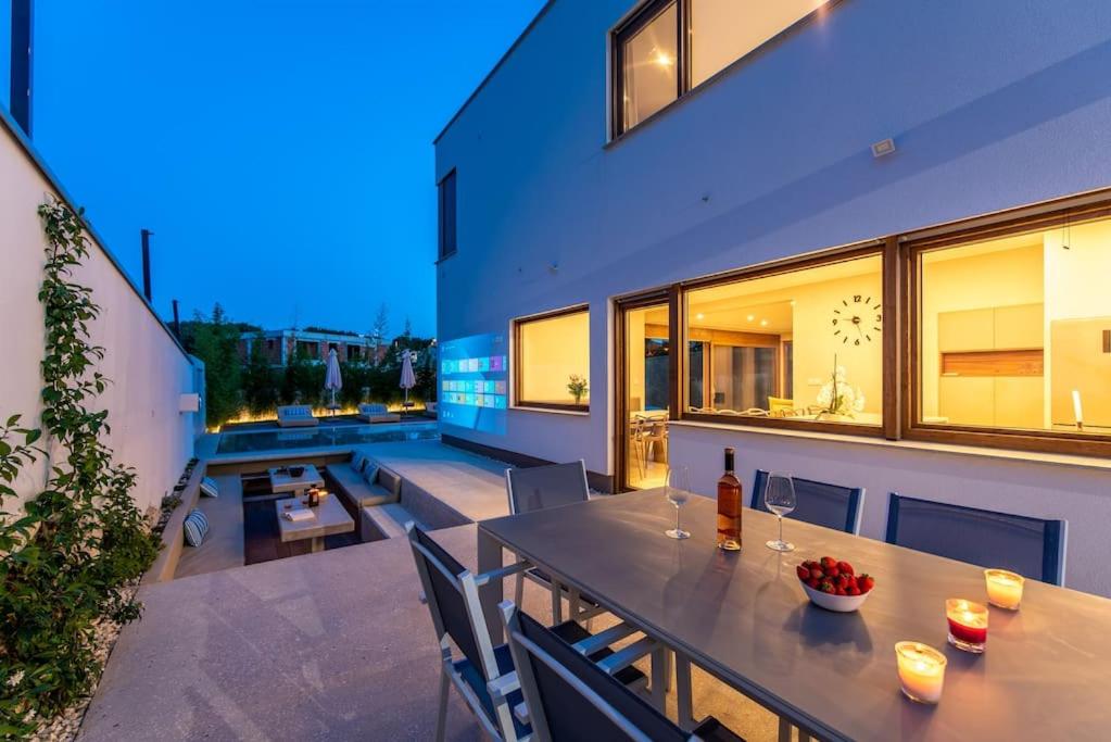 Balkón alebo terasa v ubytovaní Villa near beach wih 12 meters long pool