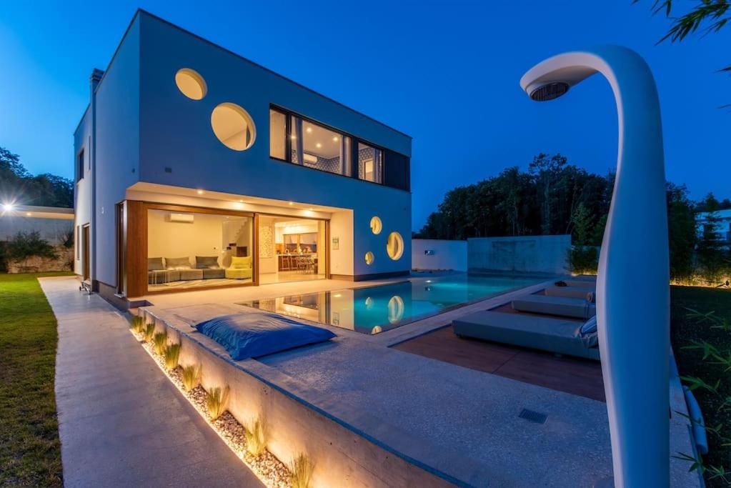 Bazén v ubytovaní Villa near beach wih 12 meters long pool alebo v jeho blízkosti