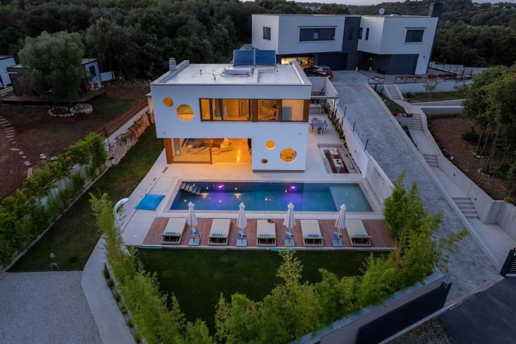 Bazén v ubytovaní Villa near beach wih 12 meters long pool alebo v jeho blízkosti