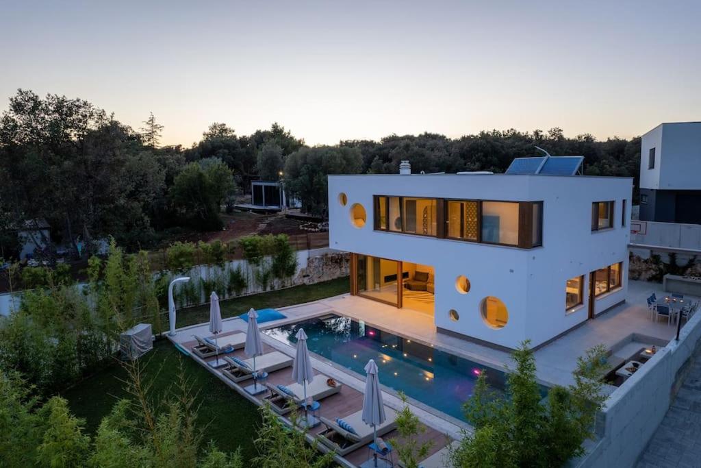 Bazén v ubytovaní Villa near beach wih 12 meters long pool alebo v jeho blízkosti