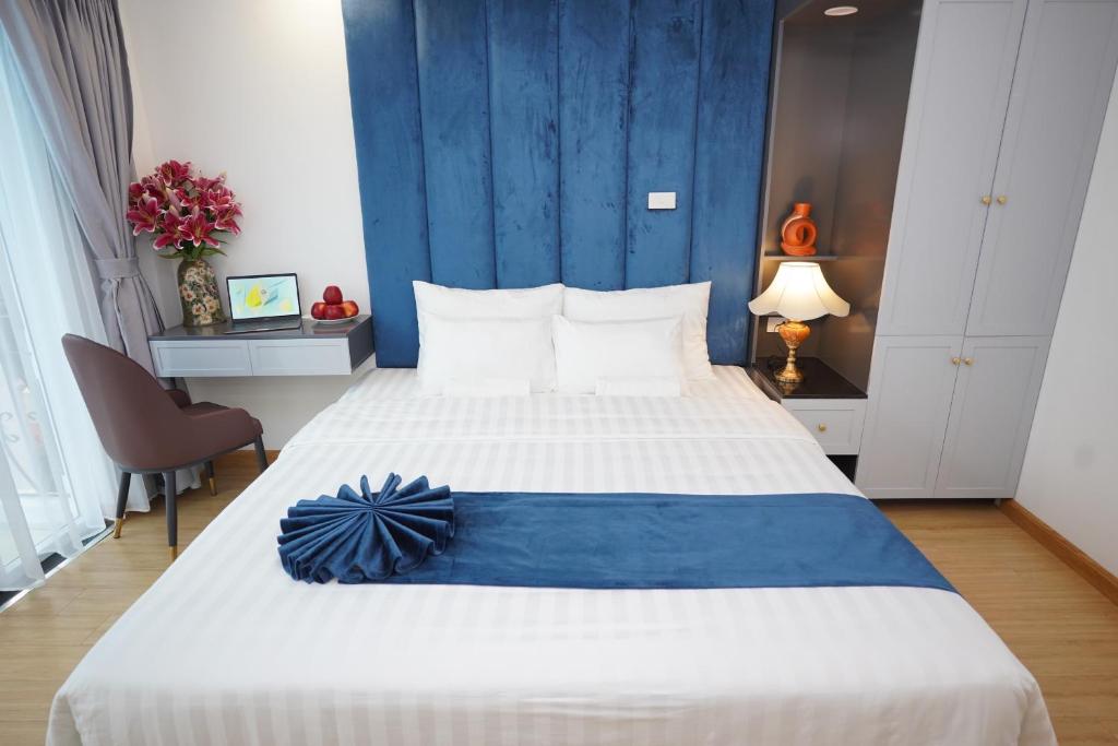 Postel nebo postele na pokoji v ubytování Hanoi Capital Premium Hotel