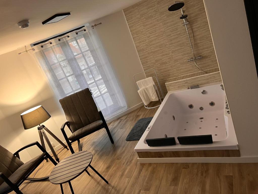 Gallery image of Magnifique Loft 35m2 Jacuzzi RVB NIGHT 1 in Amiens