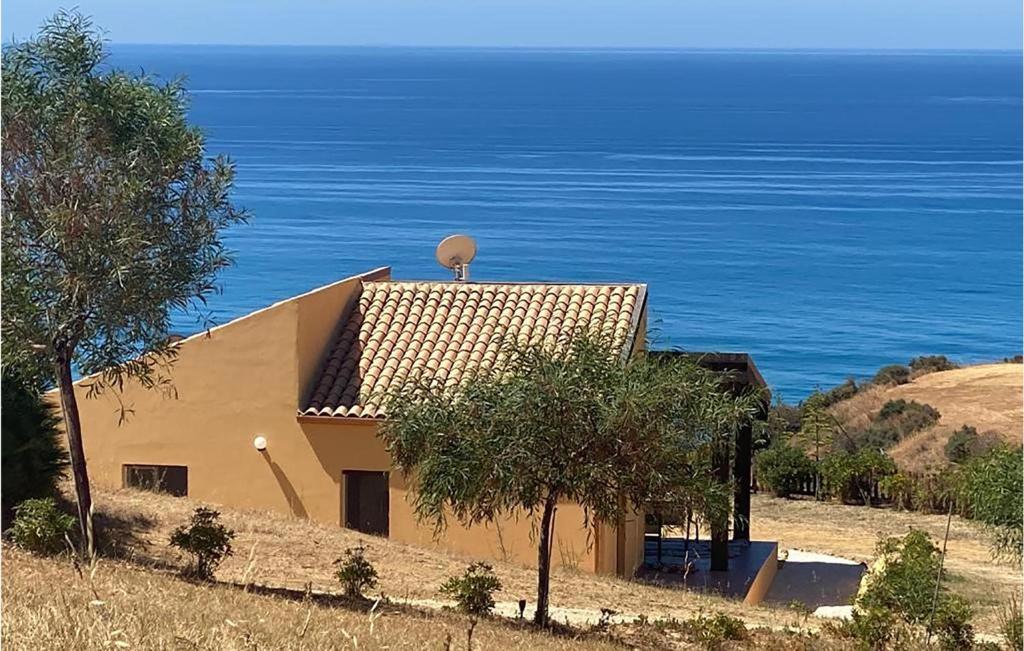 uma casa numa colina junto ao oceano em Beautiful Home In Realmonte With Kitchen em Realmonte