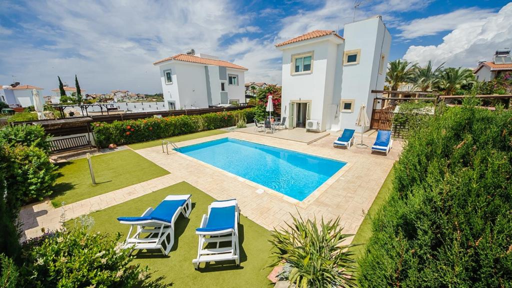Villa con piscina, sillas y casa en Ayia Napa Holiday Villa 036, en Ayia Napa