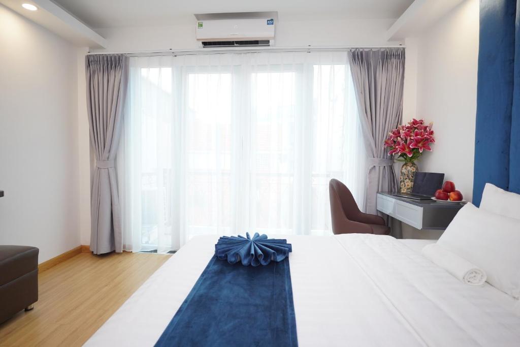 Postel nebo postele na pokoji v ubytování Hanoi Capital Premium Hotel