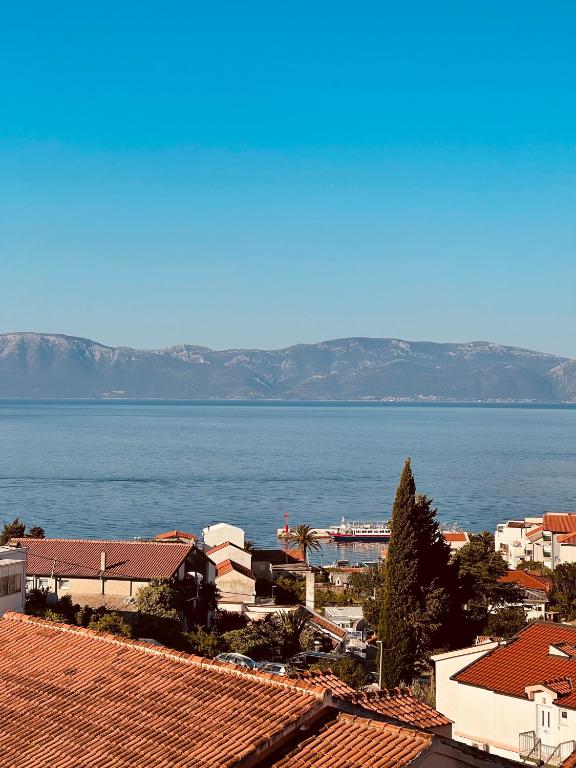 a view of the ocean from the roofs of buildings at Apartments Nikola in Gradac