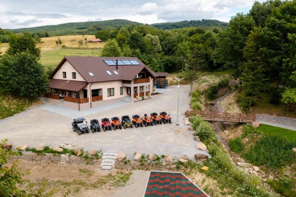 eine Luftansicht einer Gruppe von Personen auf Motorrädern vor einem Haus in der Unterkunft Transylvanian Relax House in Lupeni