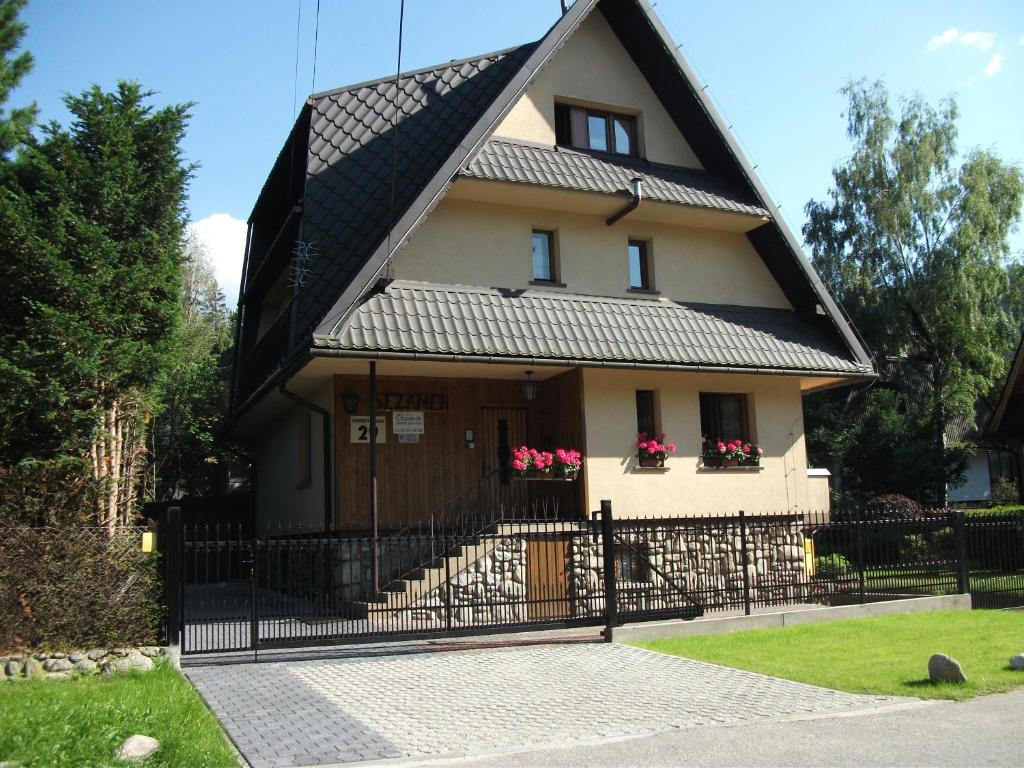 una casa con techo negro y valla en Willa Sezamek blisko szlaków i centrum, en Zakopane