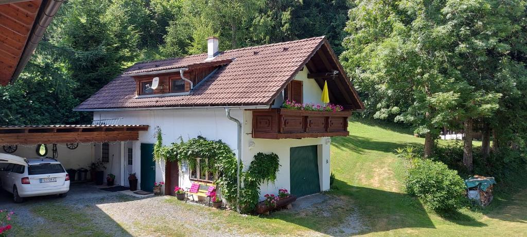 ein kleines Haus mit einem davor geparkt in der Unterkunft Ferienwohnung Nadine Egger in Himmelberg