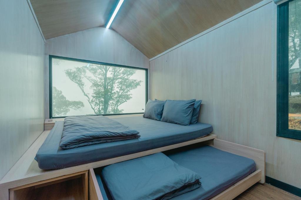Postel nebo postele na pokoji v ubytování Bobocabin Coban Rondo, Malang