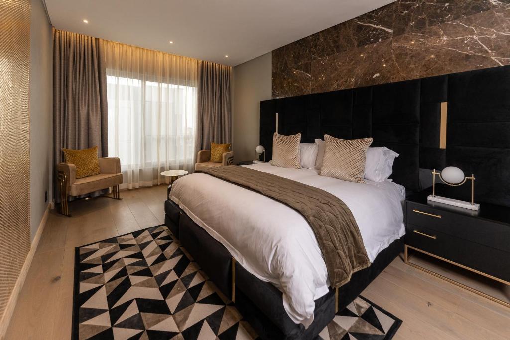 Postel nebo postele na pokoji v ubytování @Sandton Hotel
