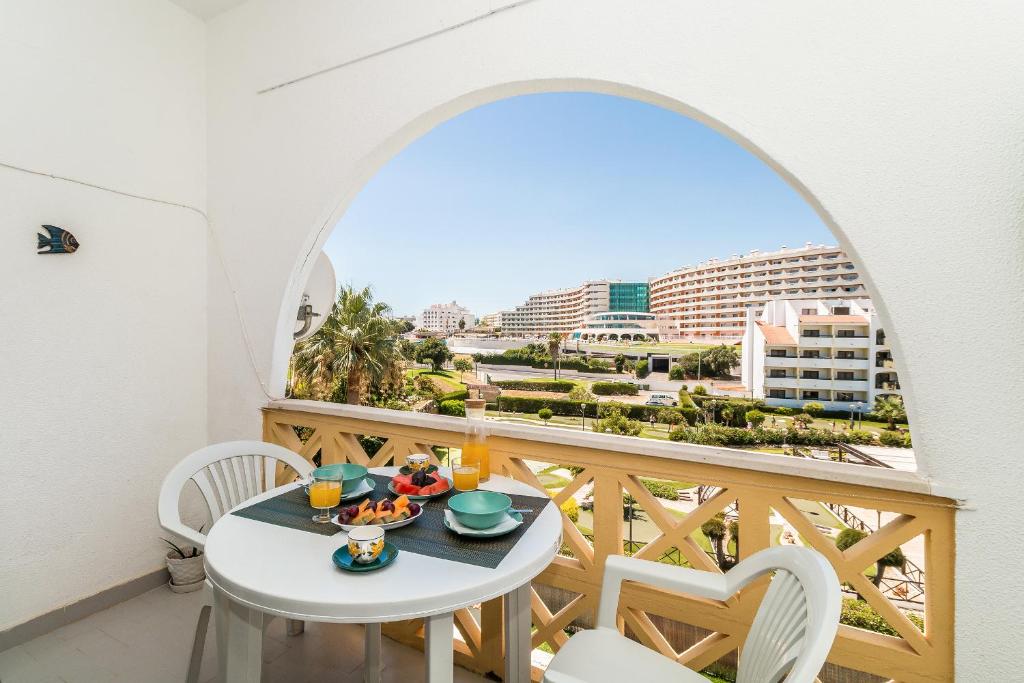 d'un balcon avec une table et des chaises offrant une vue sur la ville. dans l'établissement Areyas Pool By ALzira, à Albufeira