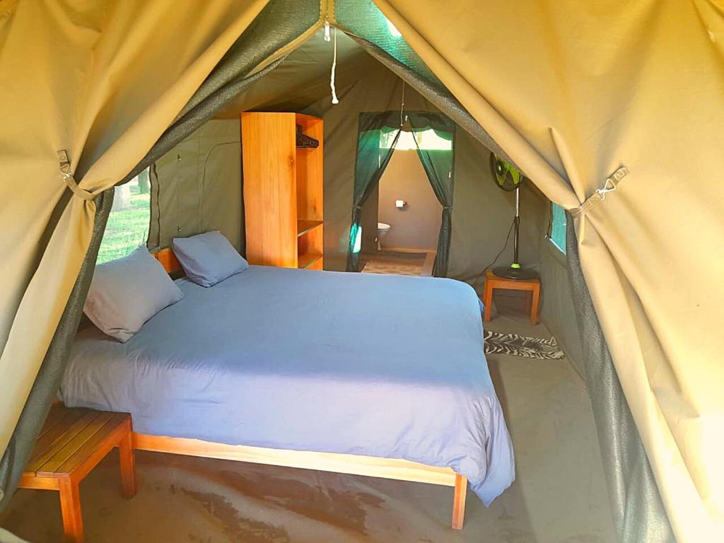 เตียงในห้องที่ Mazunga Tented Camp