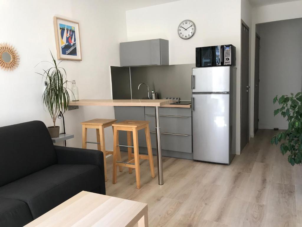 - une cuisine avec un réfrigérateur et une table dans la chambre dans l'établissement Studio Port Romantique HyperCentre Cosy Climatisé, à Toulon