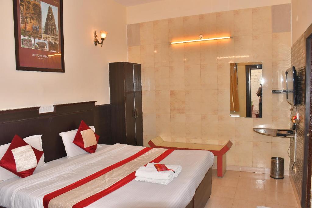 Postel nebo postele na pokoji v ubytování Hotel Sidhartha Walking Distance From TajMahal