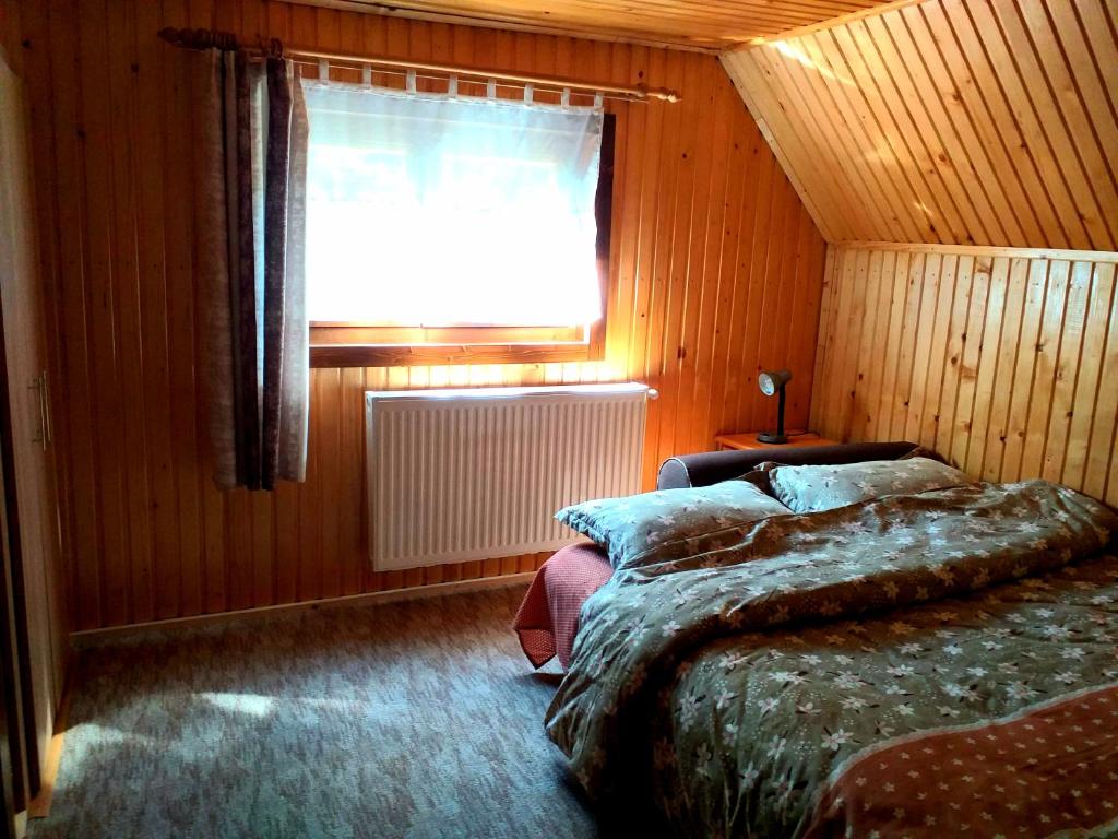 um quarto com uma cama e uma janela em Pin chalet em Borzont