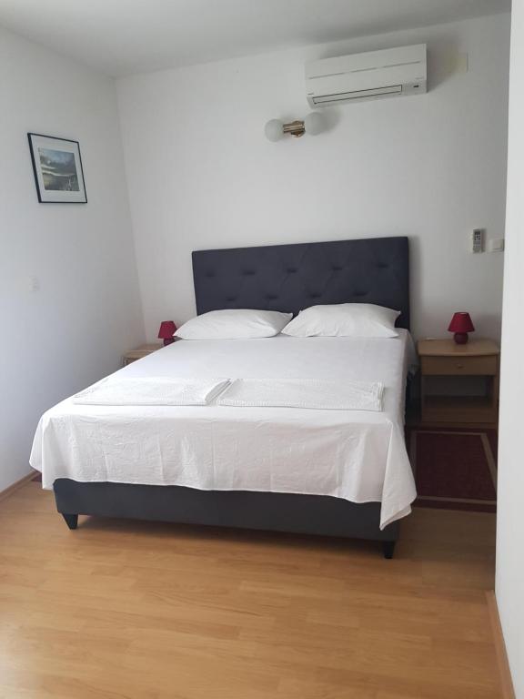 Postel nebo postele na pokoji v ubytování Apartments Damić