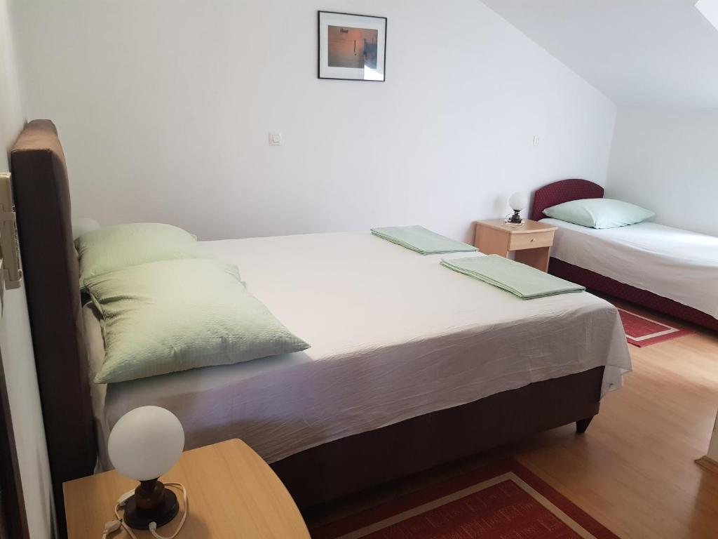 Postel nebo postele na pokoji v ubytování Apartments Damić