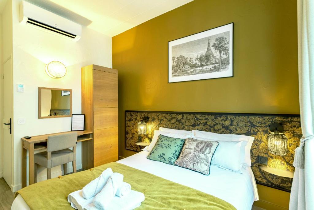 Postel nebo postele na pokoji v ubytování Hôtel Tête d'or