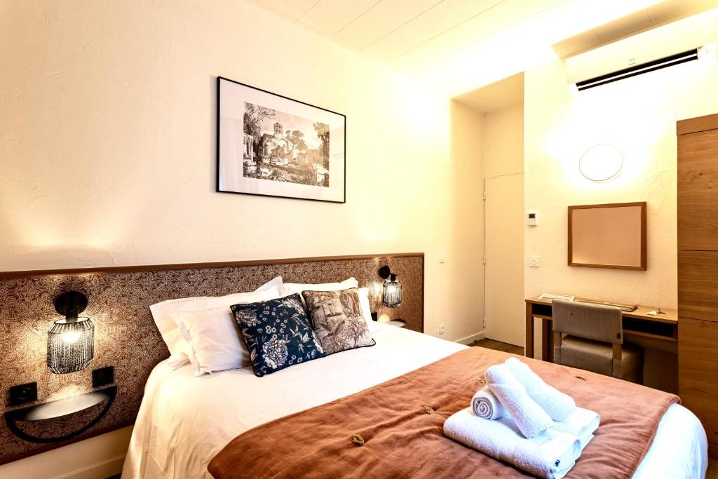 Postel nebo postele na pokoji v ubytování Hôtel Tête d'or