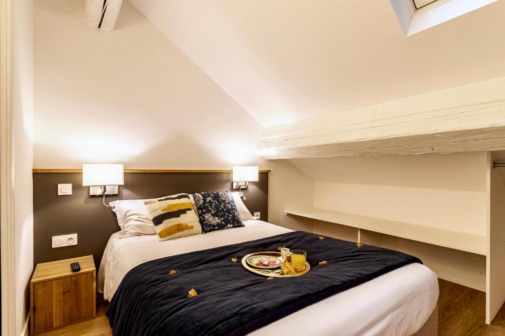 Postel nebo postele na pokoji v ubytování Hôtel Tête d'or