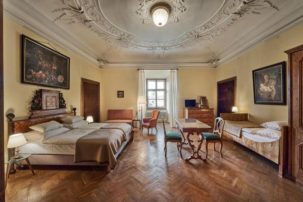 Postel nebo postele na pokoji v ubytování Schloss Drosendorf