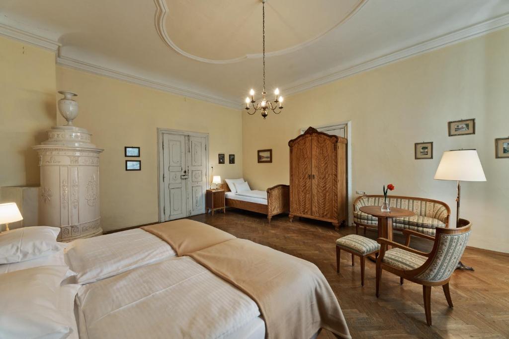 Postel nebo postele na pokoji v ubytování Schloss Drosendorf