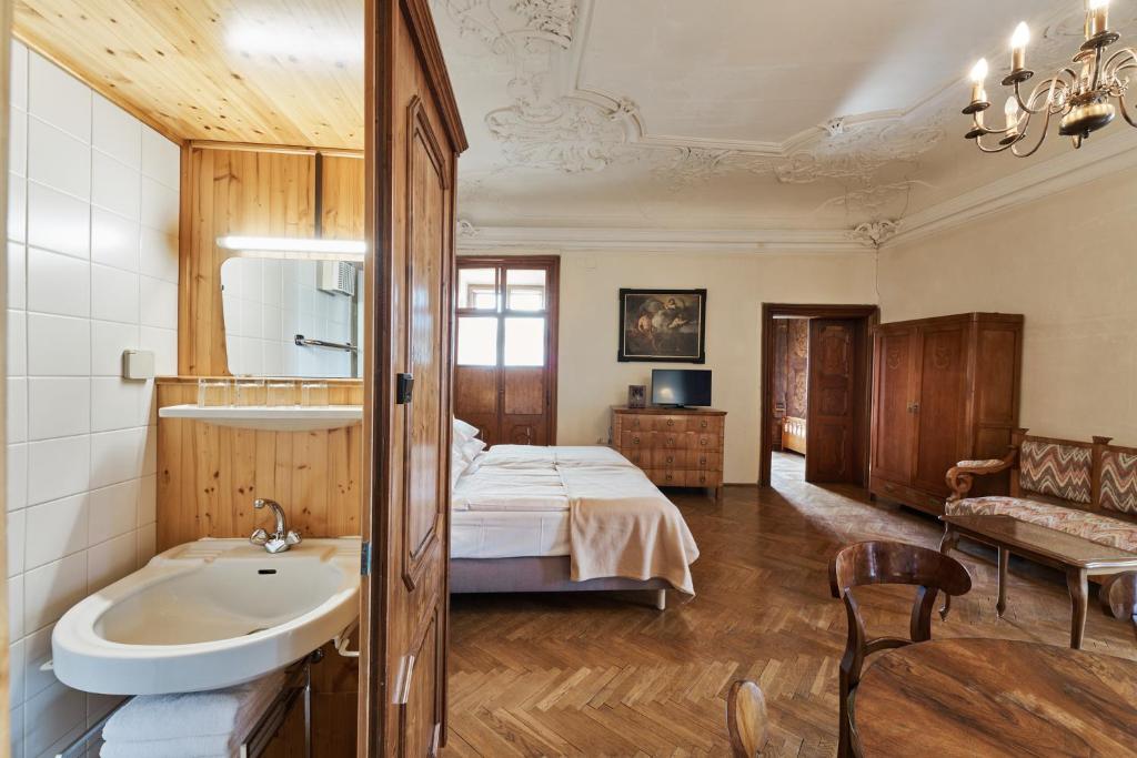 Postel nebo postele na pokoji v ubytování Schloss Drosendorf