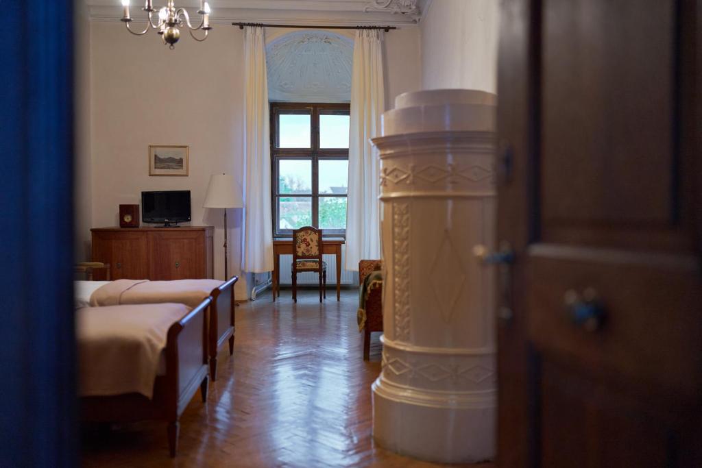 Postel nebo postele na pokoji v ubytování Schloss Drosendorf
