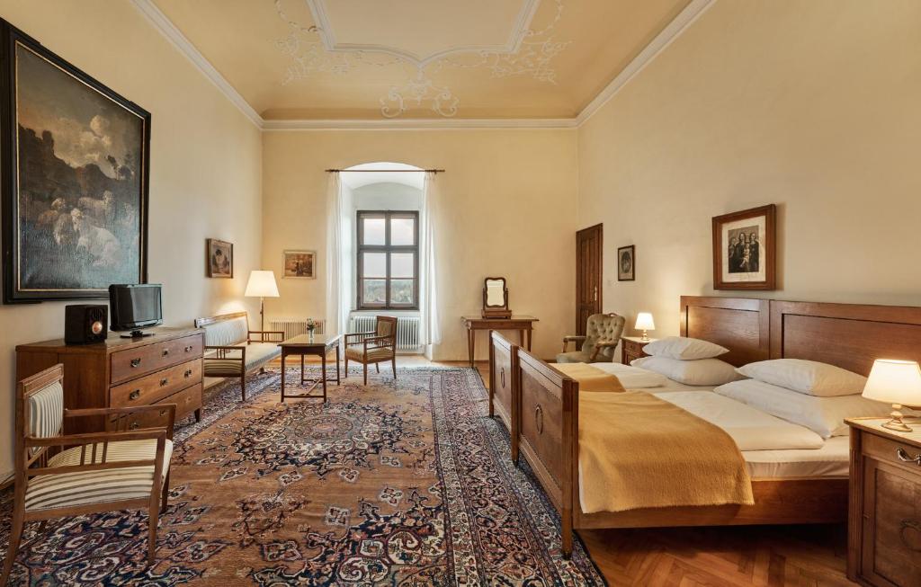 Postel nebo postele na pokoji v ubytování Schloss Drosendorf