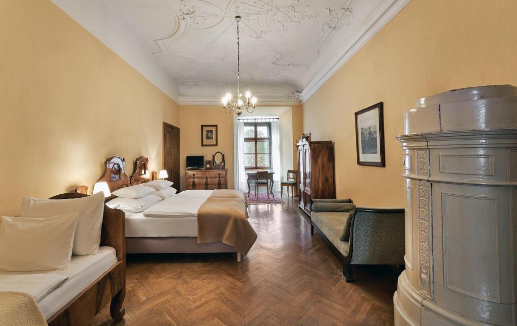 Postel nebo postele na pokoji v ubytování Schloss Drosendorf