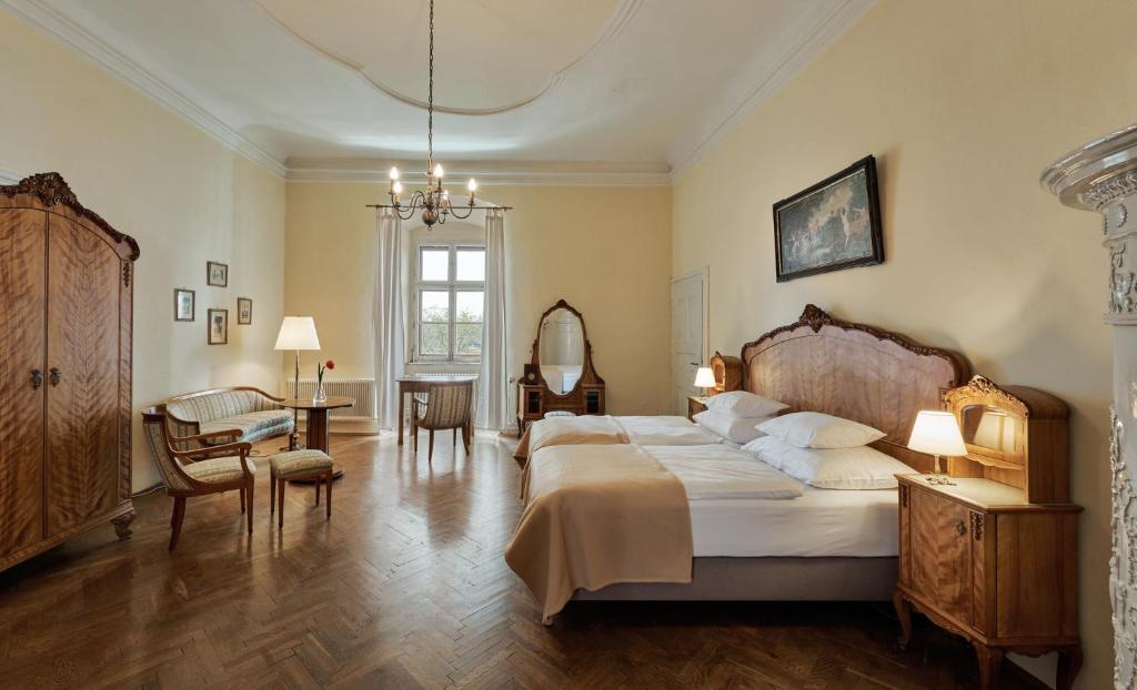 Postel nebo postele na pokoji v ubytování Schloss Drosendorf