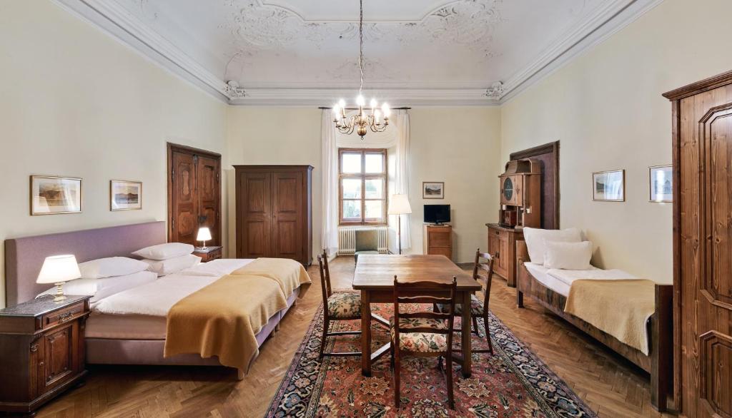 Postel nebo postele na pokoji v ubytování Schloss Drosendorf