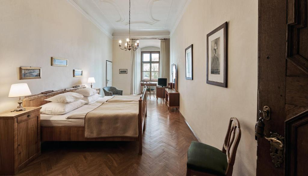 Postel nebo postele na pokoji v ubytování Schloss Drosendorf