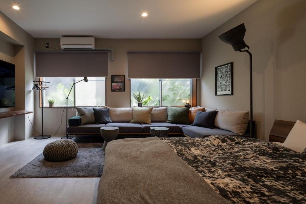 Una sala de estar con un sofá y una ventana. en Good Neighbors, en Kanazawa